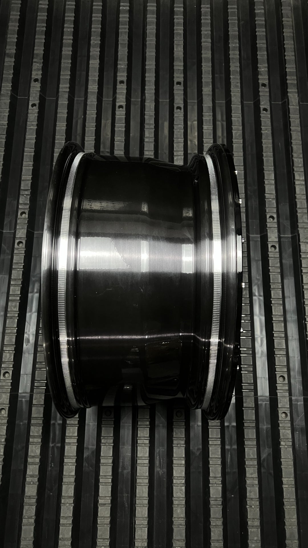 9AND3 forged wheel barrel showing both inner and outer knurled bead seats